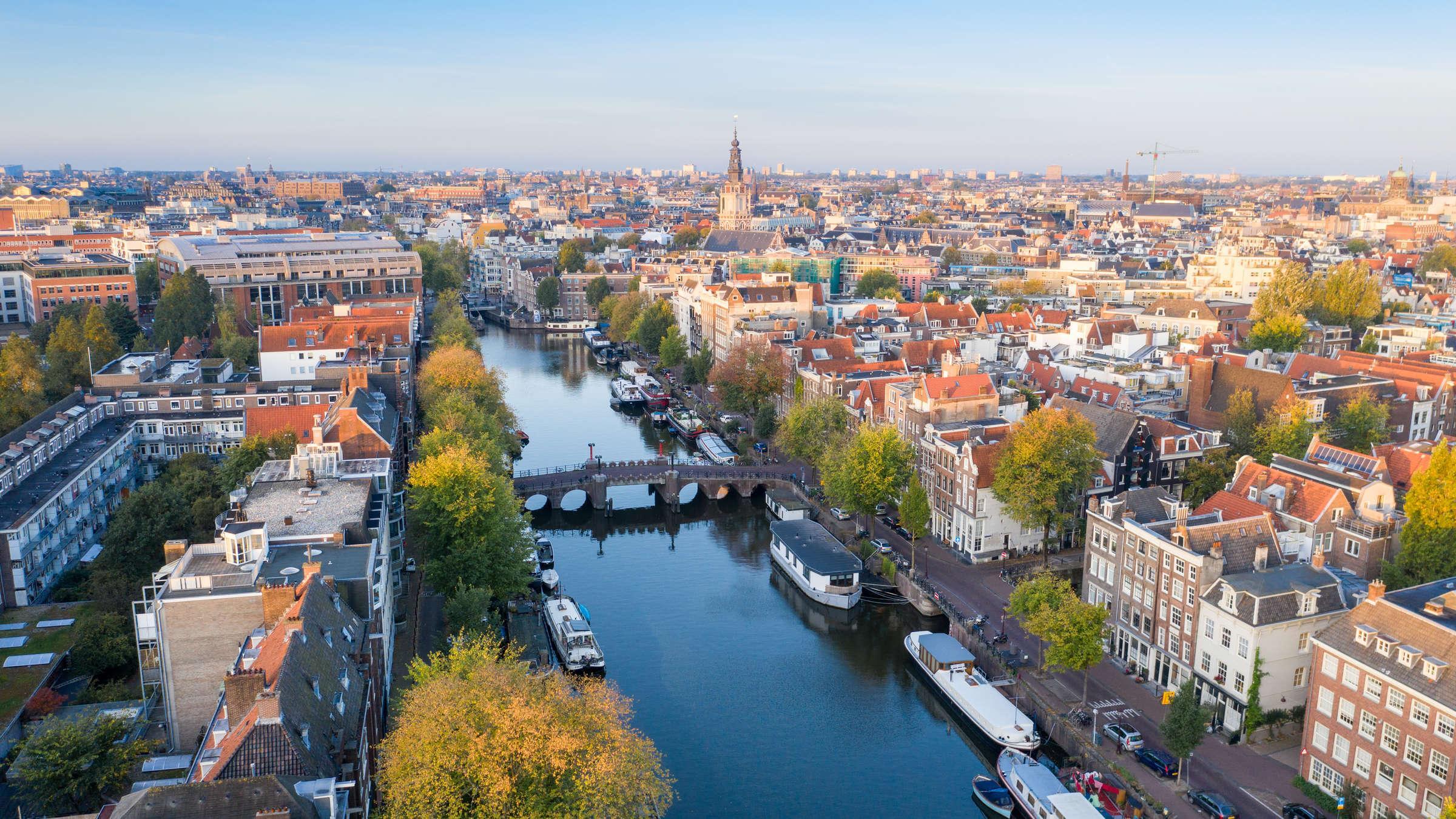 Amsterdam'ın Büyüleyici Dünyası: Kanallar, Yel Değirmenleri ve Hollanda'nın Renkli Kültürü