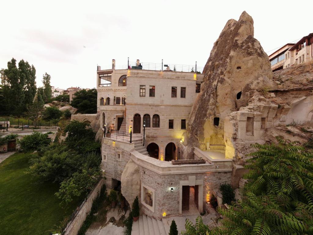 Serenus Cave Suites Otel