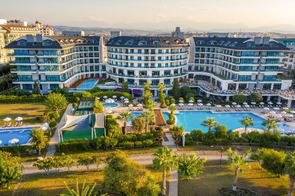 Commodore Elite Suites & Spa (18+)