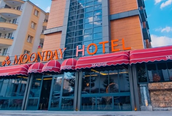 Moonday Hotel