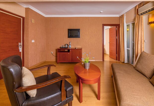 Julian Club Hotel