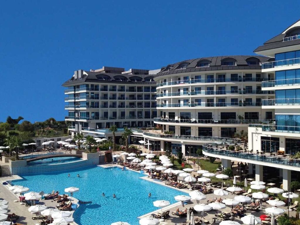 Commodore Elite Suites & Spa (18+)