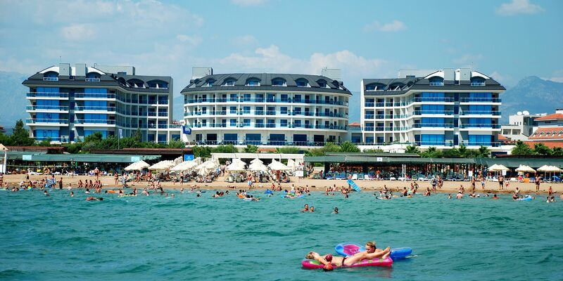 Commodore Elite Suites & Spa (18+)