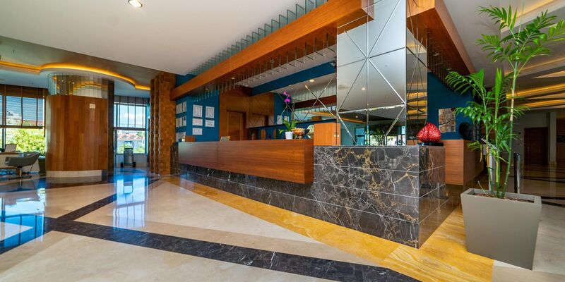 Commodore Elite Suites & Spa (18+)