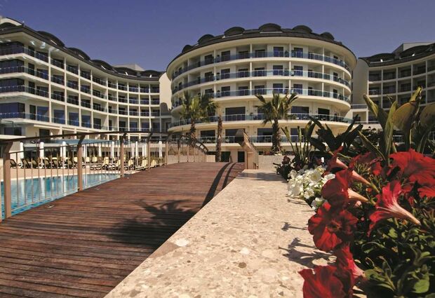 Commodore Elite Suites & Spa (18+)