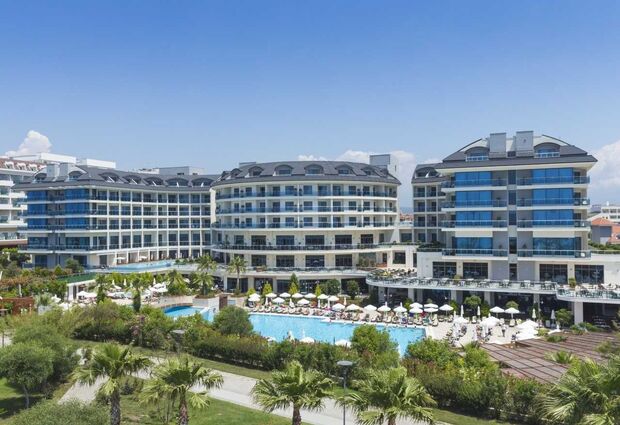 Commodore Elite Suites & Spa (18+)