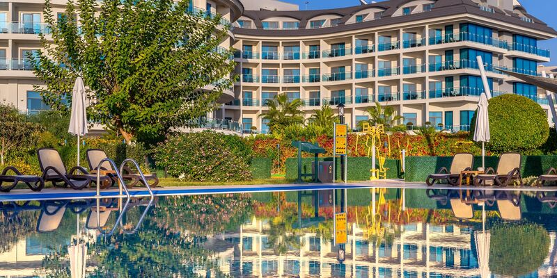 Commodore Elite Suites & Spa (18+)