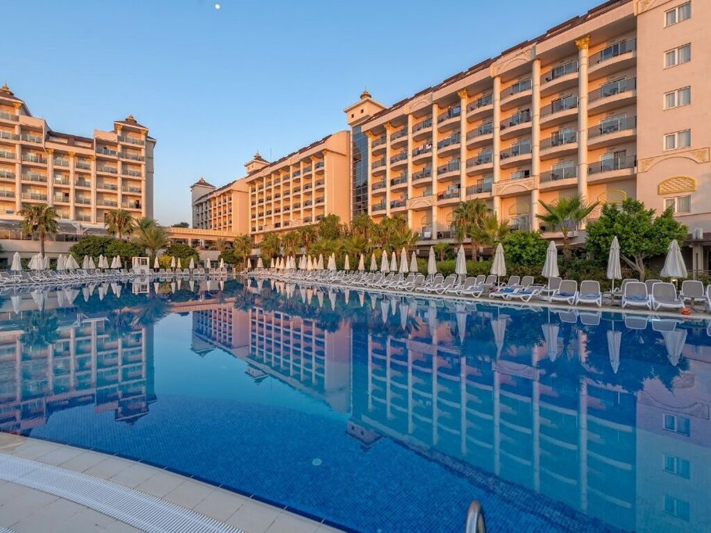Lrs Lake River Side Hotel & Spa