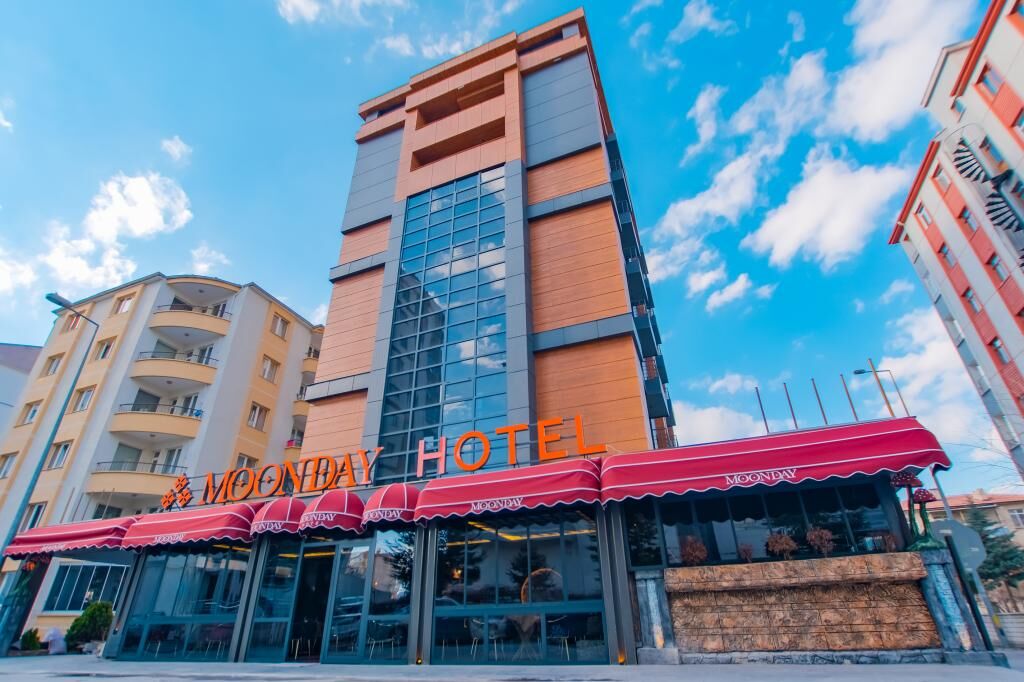 Moonday Hotel