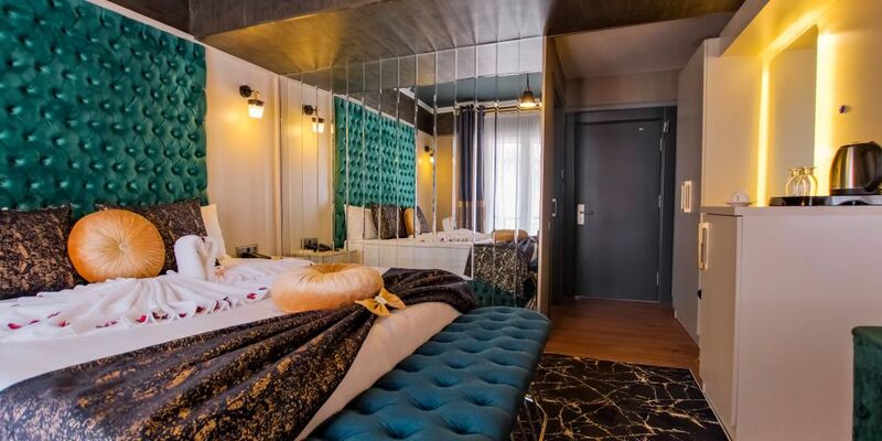 Moonday Hotel