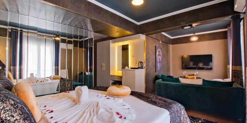 Moonday Hotel