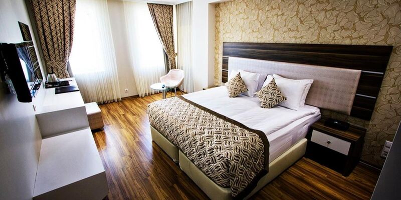 Edi's Premier Hotel